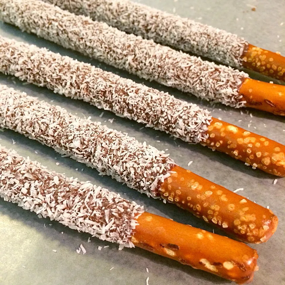 Snapdishの料理写真:Chocolate covered pretzel rods with coconuts|Nanaさん