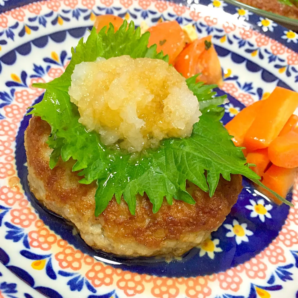 材料3つで簡単♪蓮根おろしハンバーグ♡トマトとクリチのサラダ・にんじんソテー添え🎵|🍓ふみふみ🍓さん