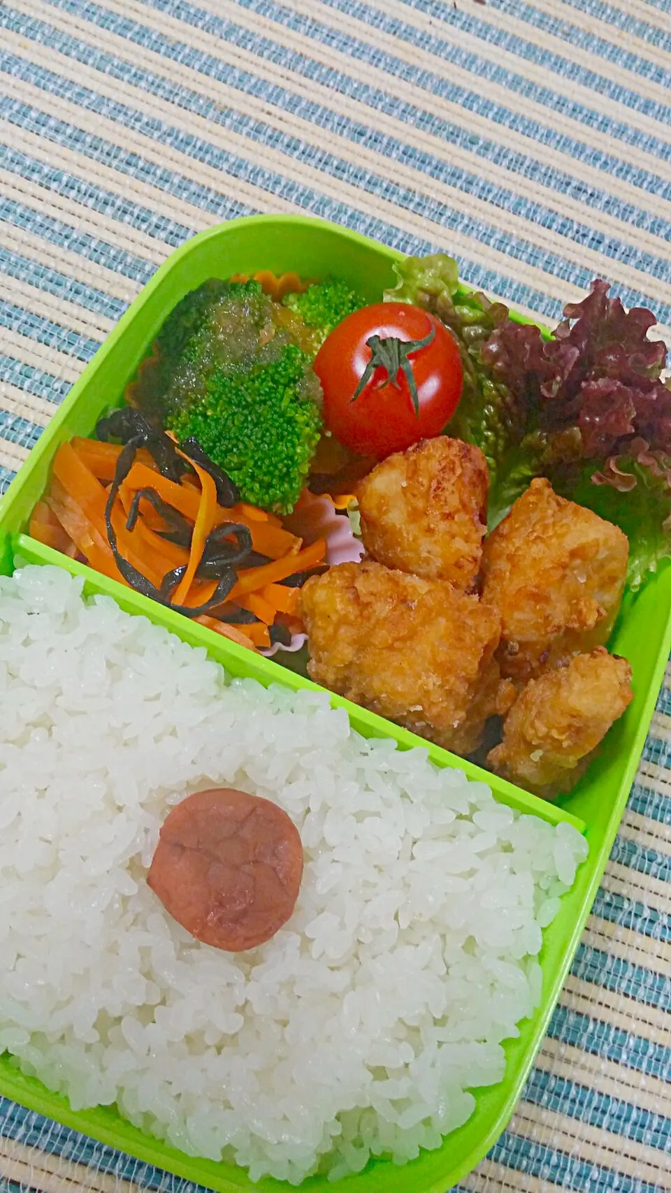 旦那さんのお弁当
・からあげ
・温野菜
・人参の塩昆布和え|あぁちゃんさん