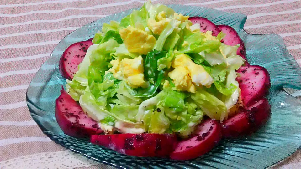 春キャベ&レンチン卵のマヨポンサラダ😋
と～、
赤カブのゆかり漬けで、ますます可愛い色に染まった😍|ひとみんΨ(*´∀｀)Ψさん