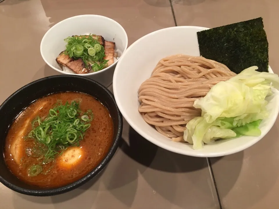 エビ肉と玉子入りつけ麺＋炙りチャーシューごはん|マロさん