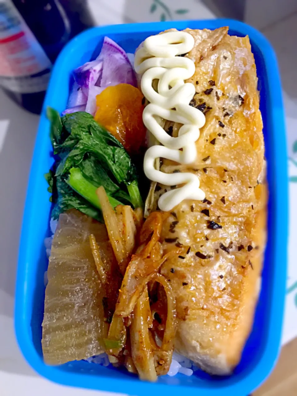 パパお弁当🍱  サーモンソテー  大根の煮物  蓮根と牛蒡のきんぴら  セロリの漬物  赤大根の漬物  柿|ch＊K*∀o(^^*)♪さん