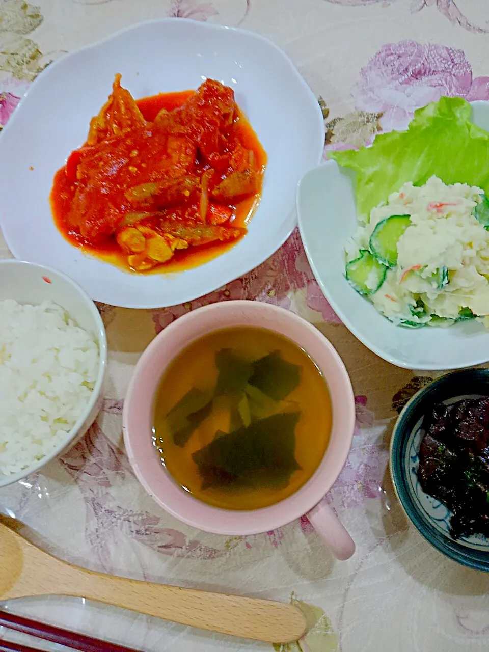 チキンとごぼうのトマト煮😊ジャガイモとカニかまのチーズサラダ|たえさん