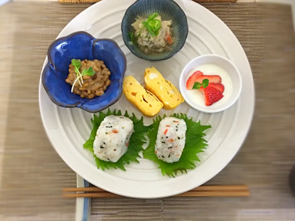 朝ごはん
うの花
納豆
いちごヨーグルト
おにぎり
出し巻き卵|Nobuko Hosoiさん