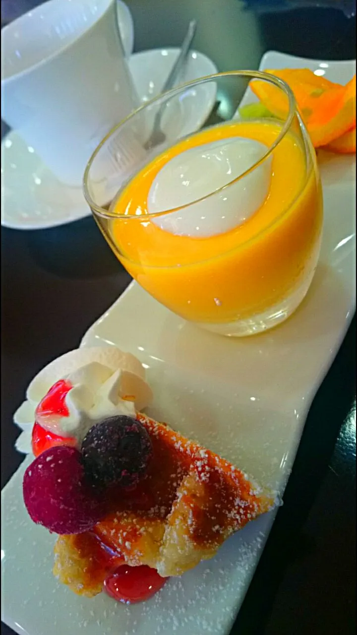 Snapdishの料理写真:食後のデザートに💗
ワッフル🍊マンゴープリン🍮珈琲☕|メイメイda.さん