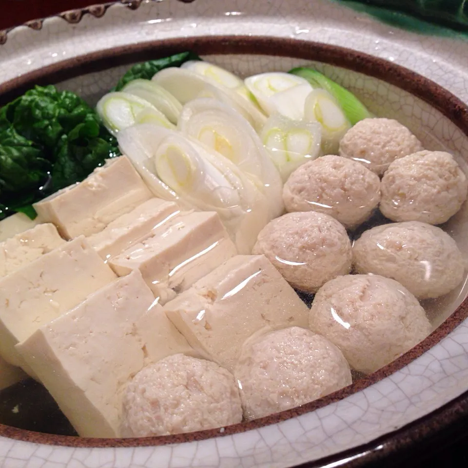 鶏団子と葱、ちぢみほうれん草と豆腐の水炊き|koji toyodaさん