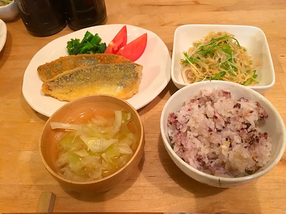 アジフライ、切干大根春雨水菜ハムの中華サラダ、トマト、菜の花のお浸し、キャベツ玉葱の味噌汁、十六穀ごはん|きあらんさん