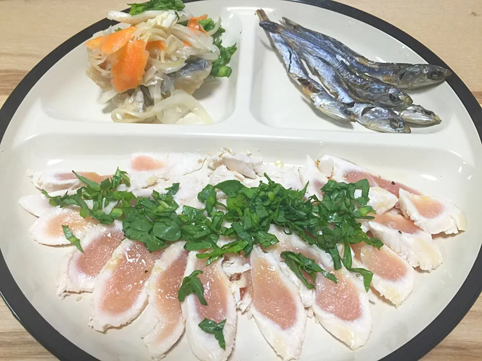 Snapdishの料理写真:今日のおつまみ 鶏ササミ刺し 釣サワラ南蛮 釣イワシのカリカリ干し|さくたろうさん