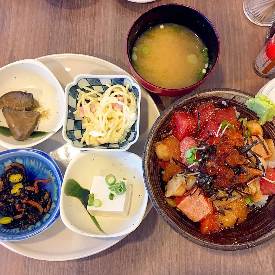 Sashimi rice bowl with free flow side dishes.|Tinky 🍒さん