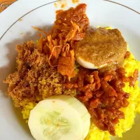 Snapdishの料理写真:Yellow rice ( nasi kuning )|chendra prasetioさん