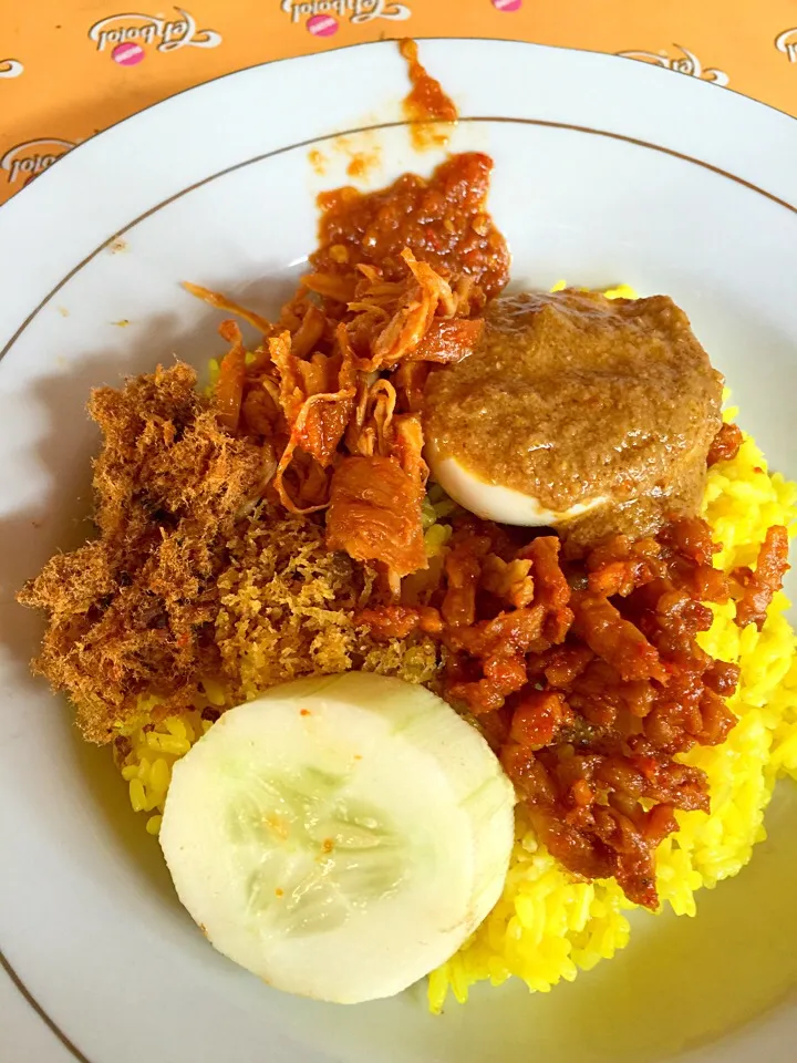 Yellow rice ( nasi kuning )|chendra prasetioさん