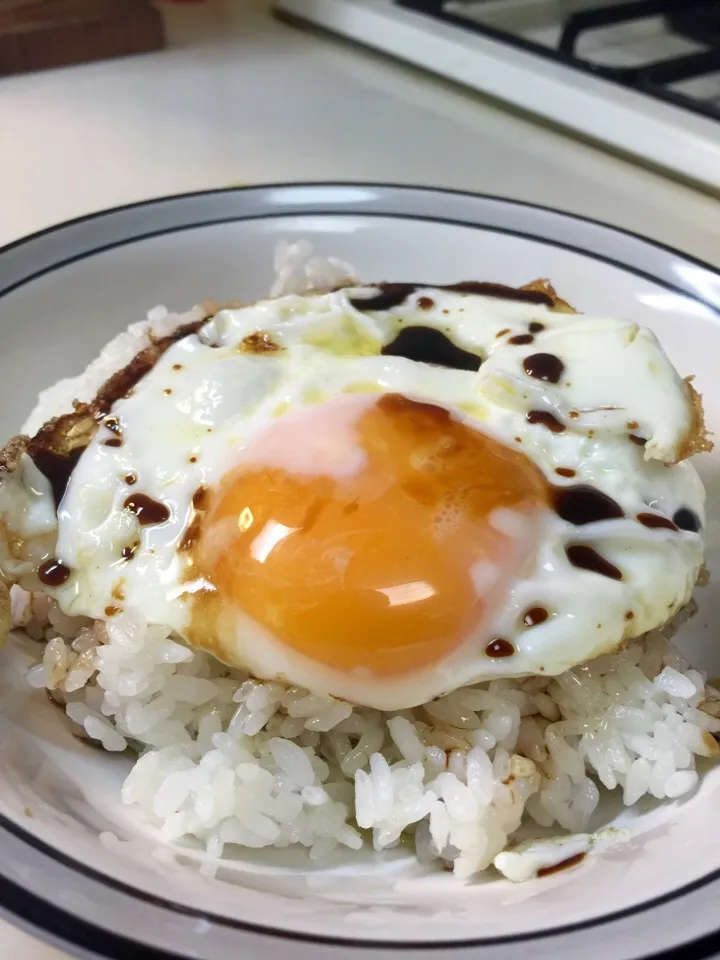 顧みて、貧しい私は目玉焼き丼の夕餉。
ジンを一献。|織友さん