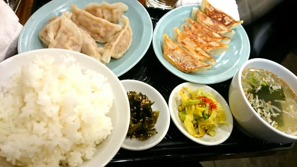 Snapdishの料理写真:今日の晩御飯！！    餃子W定食|りくれんさん