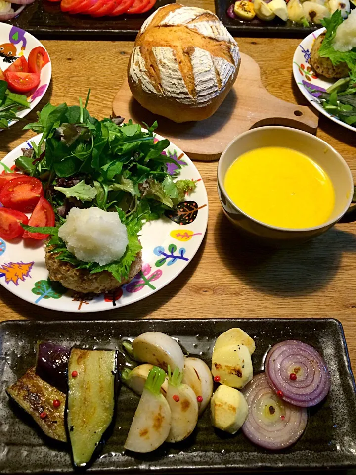 vegan
大豆ミートとおからのハンバーグ
ニンジンの豆乳ポタージュ
焼き野菜
カンパーニュ|makiko_aさん