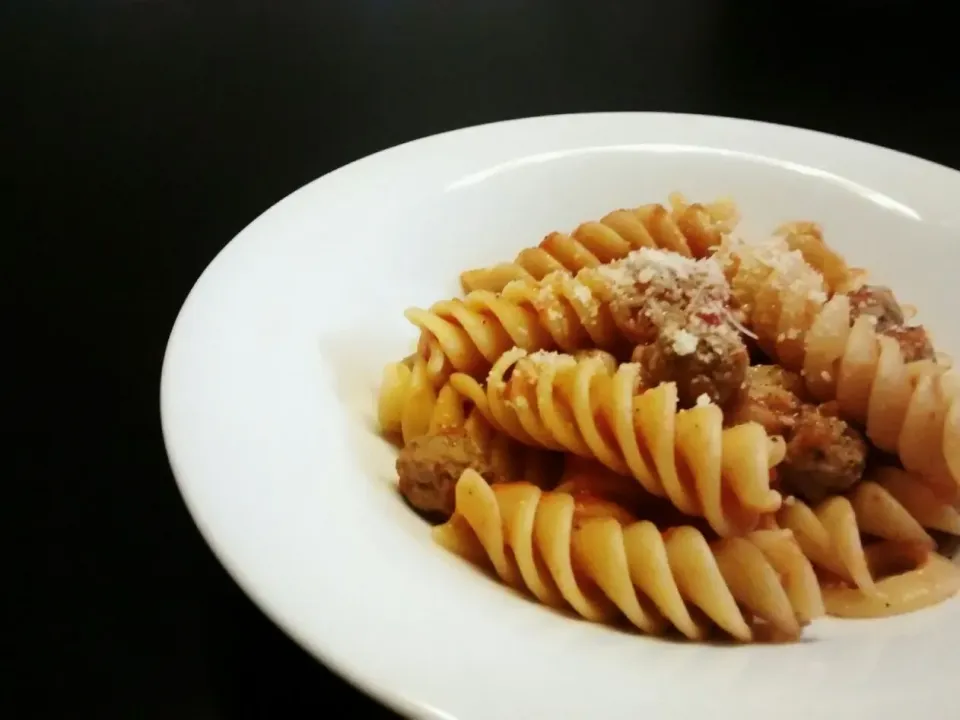 Fusilli giganti con polpettine e sugo (ミニ肉団子入りトマトソースの巨大フジッリ)|小鍋 (pentolina)さん