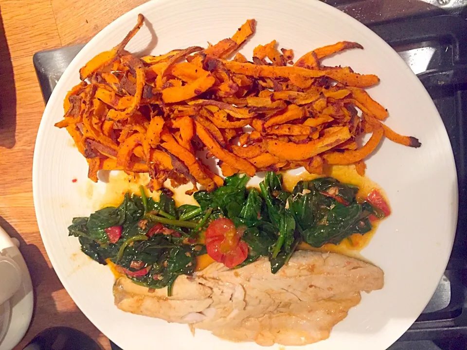 Sea bass with caramelised cherry tomatoes and spinach + baked sweet potato fries|Jantira Supawong Rafteryさん