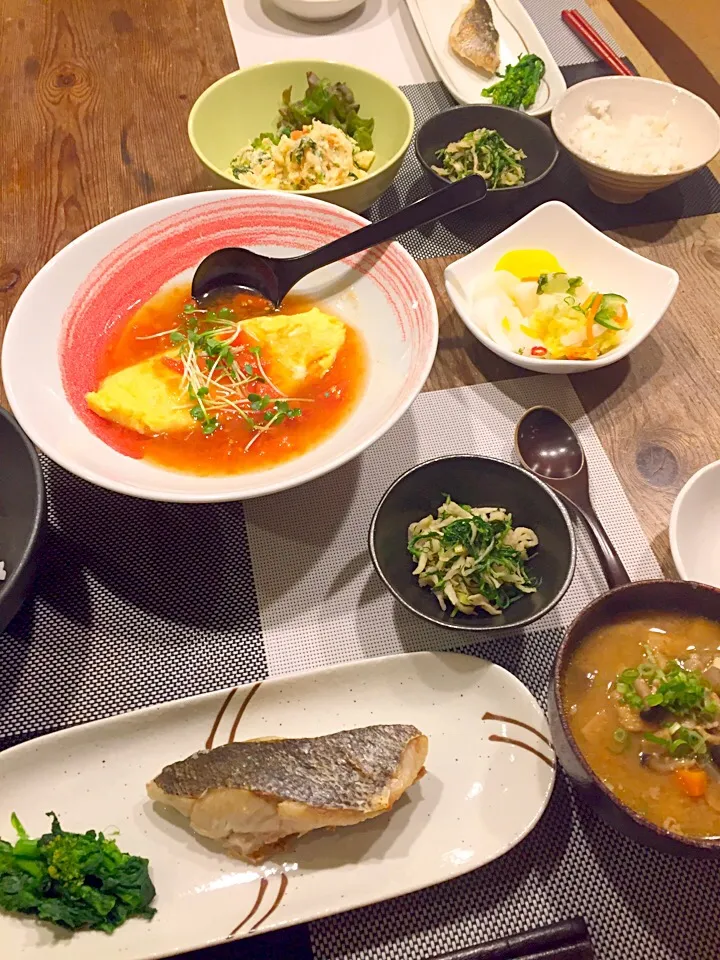 Snapdishの料理写真:今日の晩ごはん🍚スズキの塩焼き🐟トマト餡かけオムレツ🍅切り干し大根とオカヒジキの胡麻酢和え🌿残り物ポテトサラダ、お漬物、豚汁💛|まみりんごさん