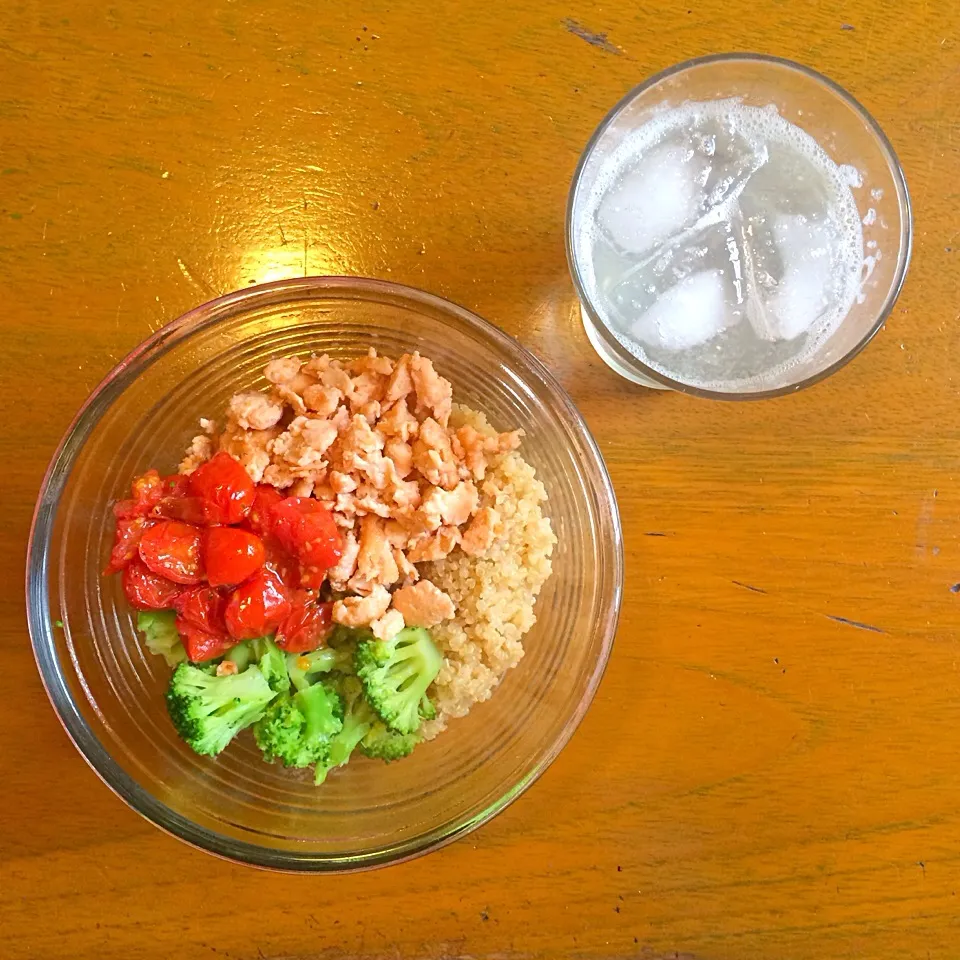 Salmon and quinoa bowl.|Luisa Martinezさん