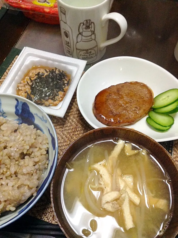 鶏のハンバーグ＆納豆＆もやしの味噌汁|まぐろさん