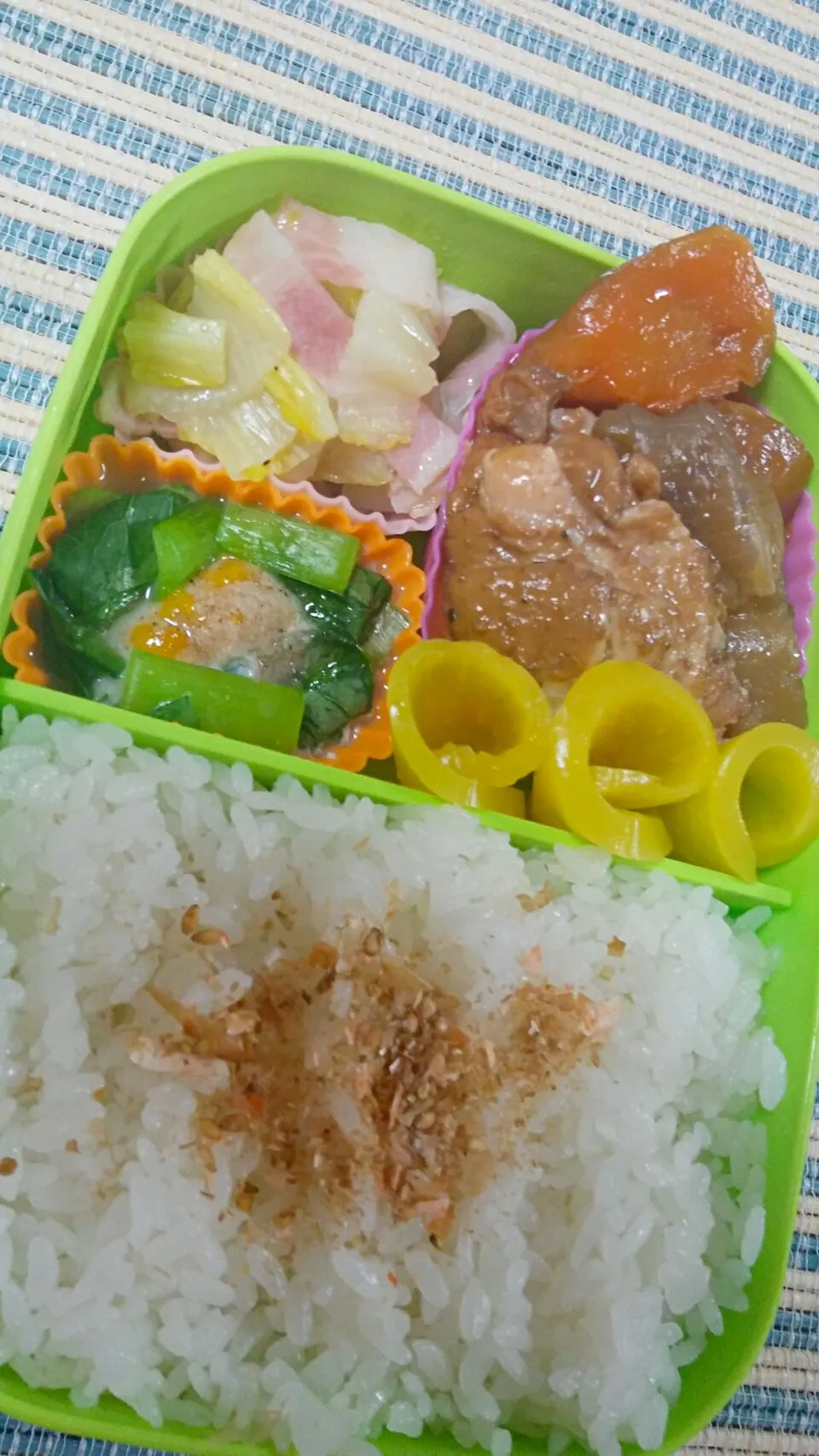 旦那さんのお弁当
・チキンと根菜のとろとろ煮込み
・巣籠もり卵
・白菜とベーコン炒め
・たくあん|あぁちゃんさん