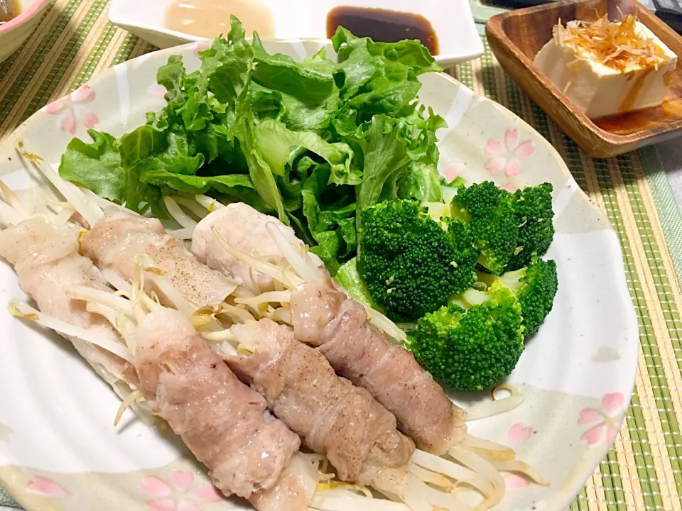 Snapdishの料理写真:miyuの料理 ♡しゃぶしゃぶ用肉でもやし肉巻き♡|miyuさん