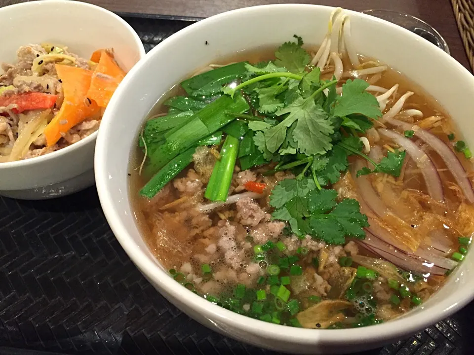 豚ひき肉とレモングラスのフォーセット 生麺で|マハロ菊池さん