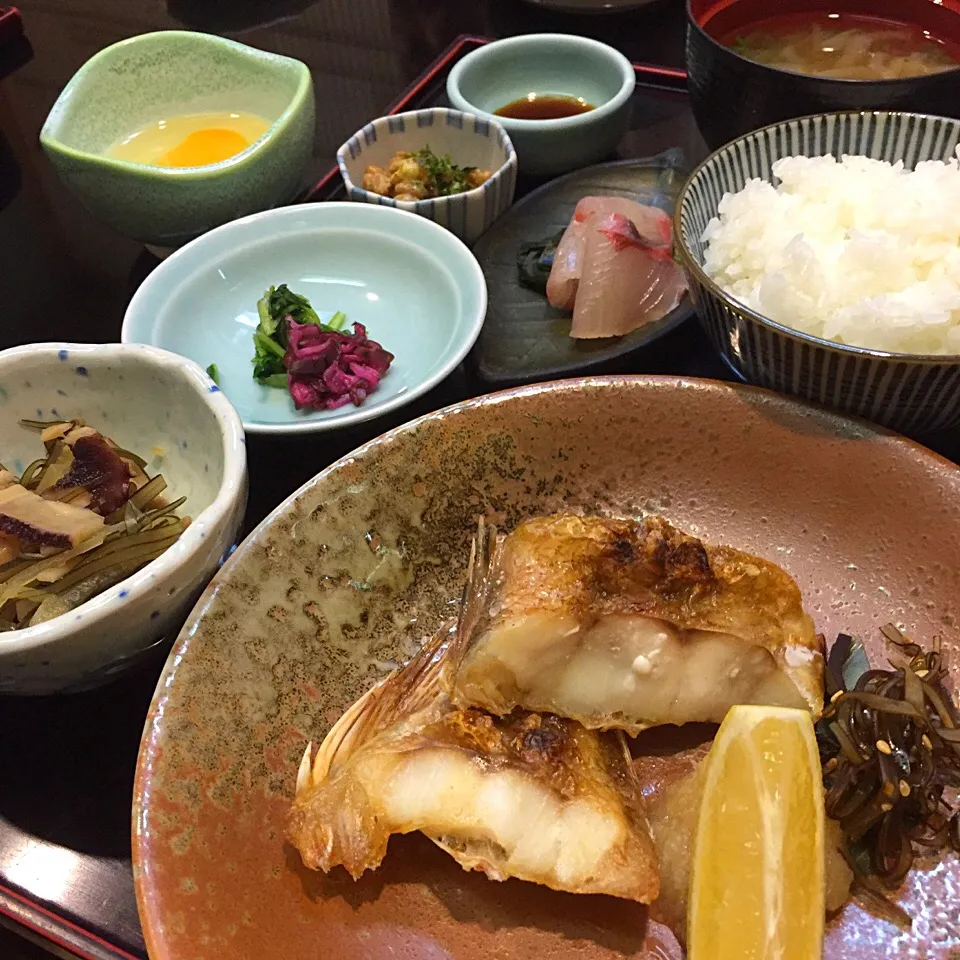 焼魚定食・赤魚＋生玉子@おつぼ(銀座)|塩豚骨さん