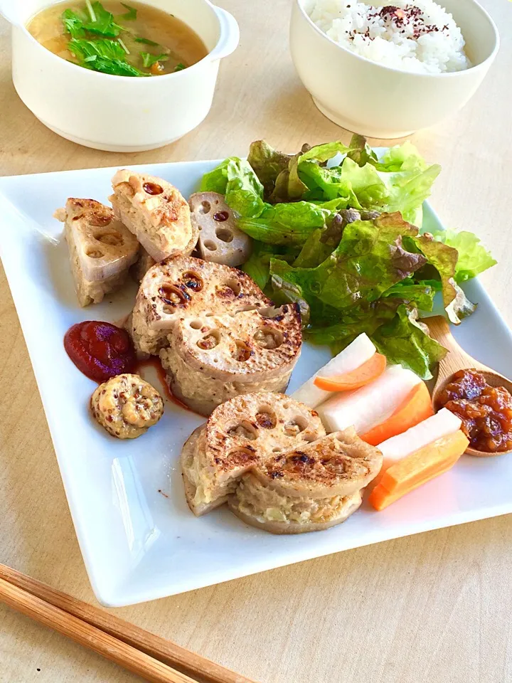 Grilled slices of Kadoma lotus root, with a  minced meat filling.
門真レンコンのはさみ焼きランチ！
木曜カフェ担当のTomoさんのお料理頂きます！|心斎橋  C Flat Cafeさん