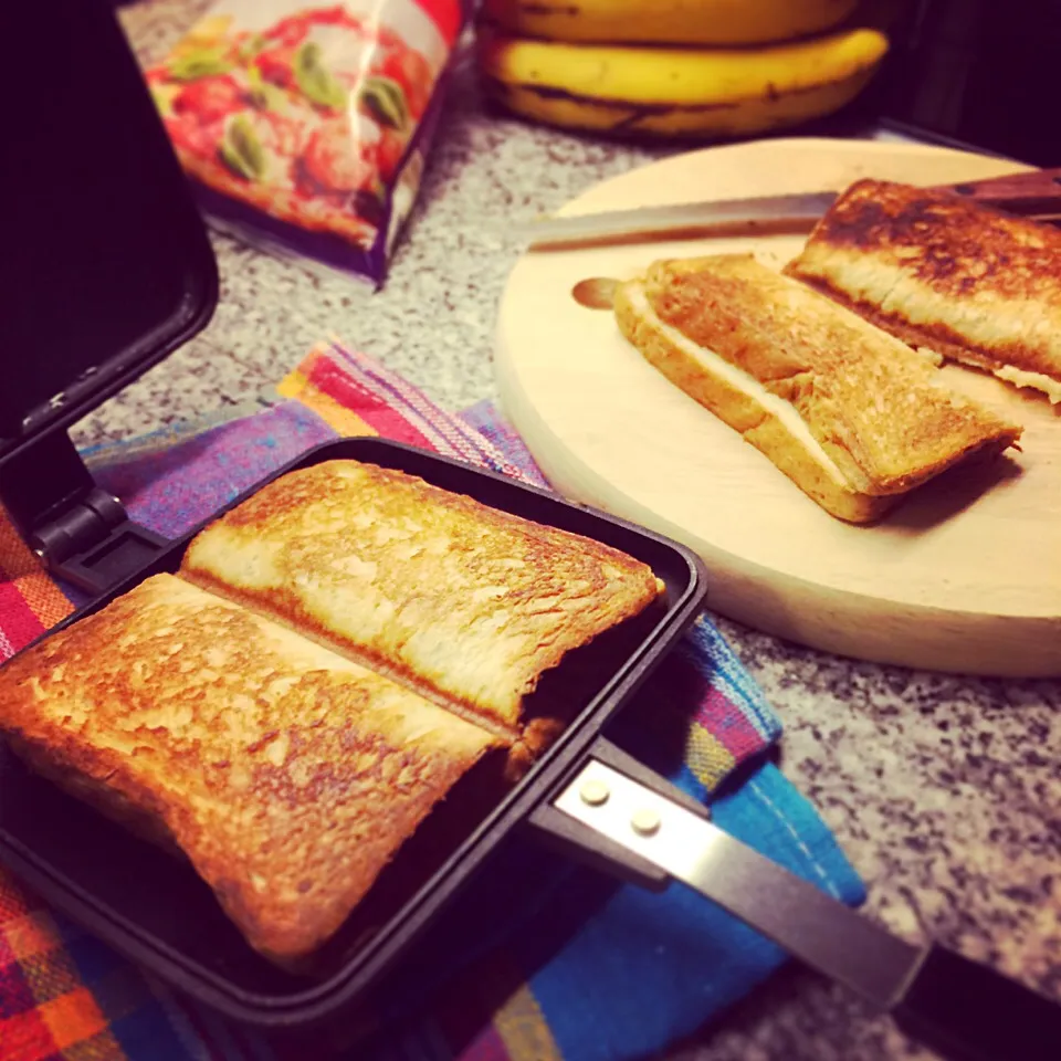 Snapdishの料理写真:Cheesy Banana Hot Sandwiches. 
チーズとバナナのホットサンド|Yuka Nakataさん