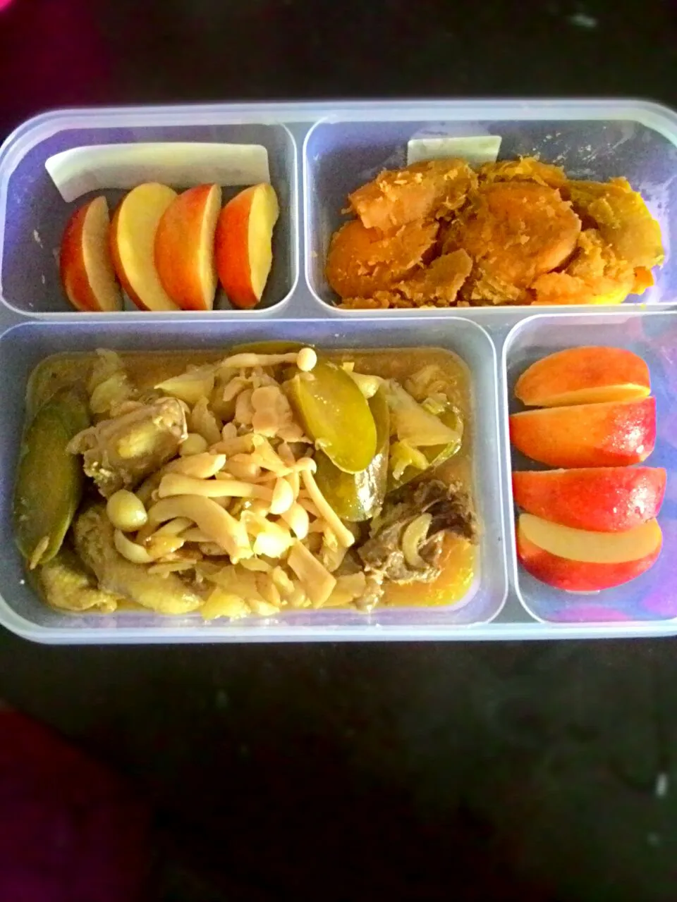 Snapdishの料理写真:chicken with oyster sauce, steam sweet potatoes & slices of apples.
#eatclean #cleanfood #realfood #eathealthy #ondiet #yummilicious|Chef AinyLovaさん