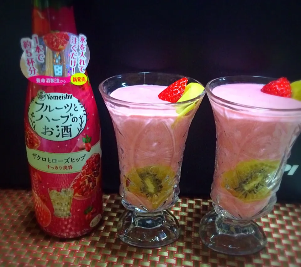 フルーツとハーブのお酒で イチゴヨーグルトスムージー🍓養命酒だもん 美容のために盛ってみました。お風呂あがりに綺麗になろう|佐野未起さん