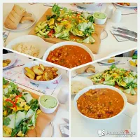 Snapdishの料理写真:carribean 3 bean chilli, avocado salad with tortillas.|Jordan Burnettさん