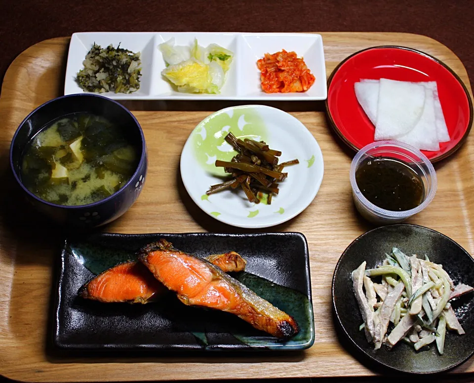 焼鮭 キュウリとチャーシューのマヨ辛子和え 豆腐とワカメの味噌汁 もずく ヤマブキの山椒煮 すぐき 千枚漬 キムチ|Hiroshi  Kimuraさん