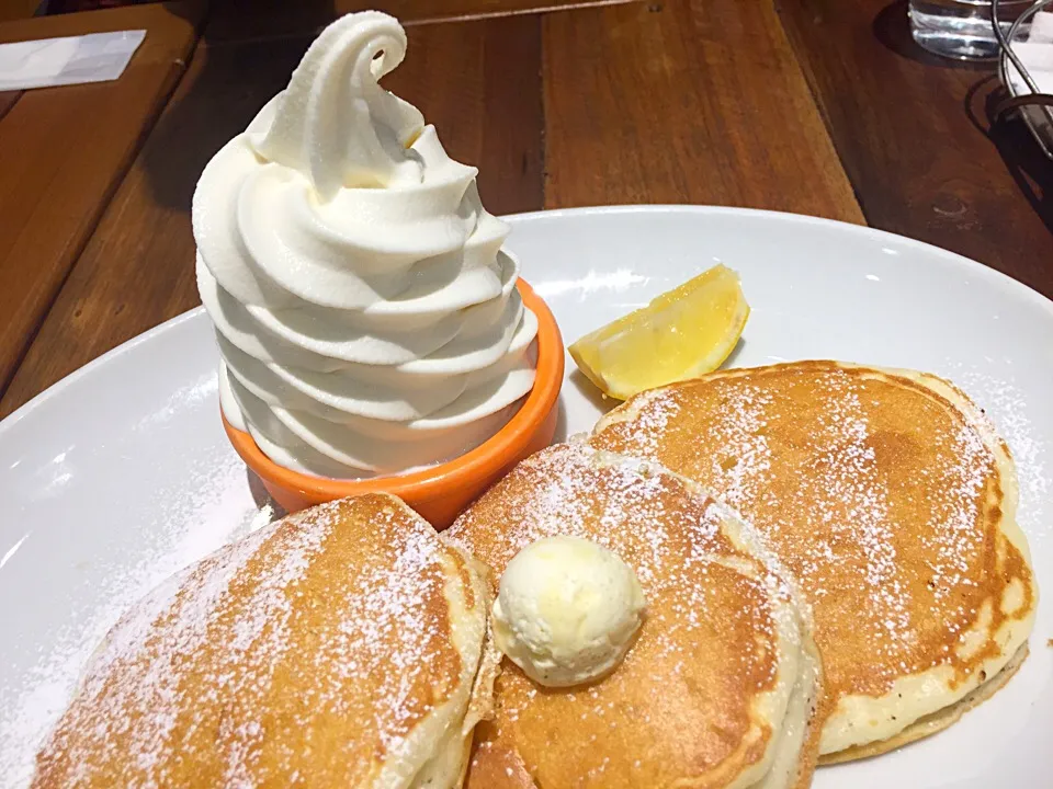 Snapdishの料理写真:パンケーキ 🍦添え|けいちゃん（ももザィル）さん