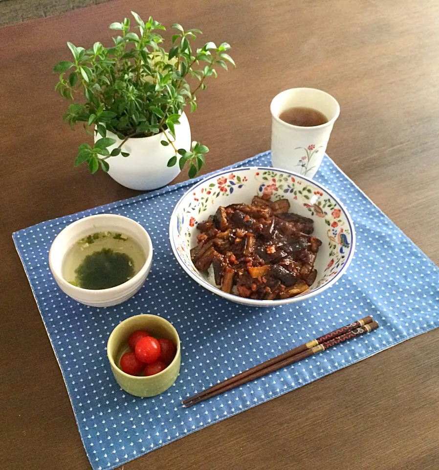 茄子とミンチの甜麺醤丼、家庭菜園のミニトマト、わかめスープ、ほうじ茶|pentarouさん