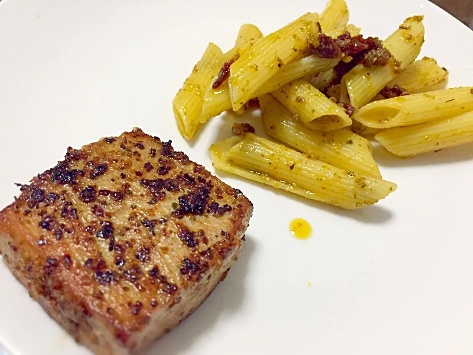 Tomato-pesto pasta and cajun tuna steak|Kutingさん