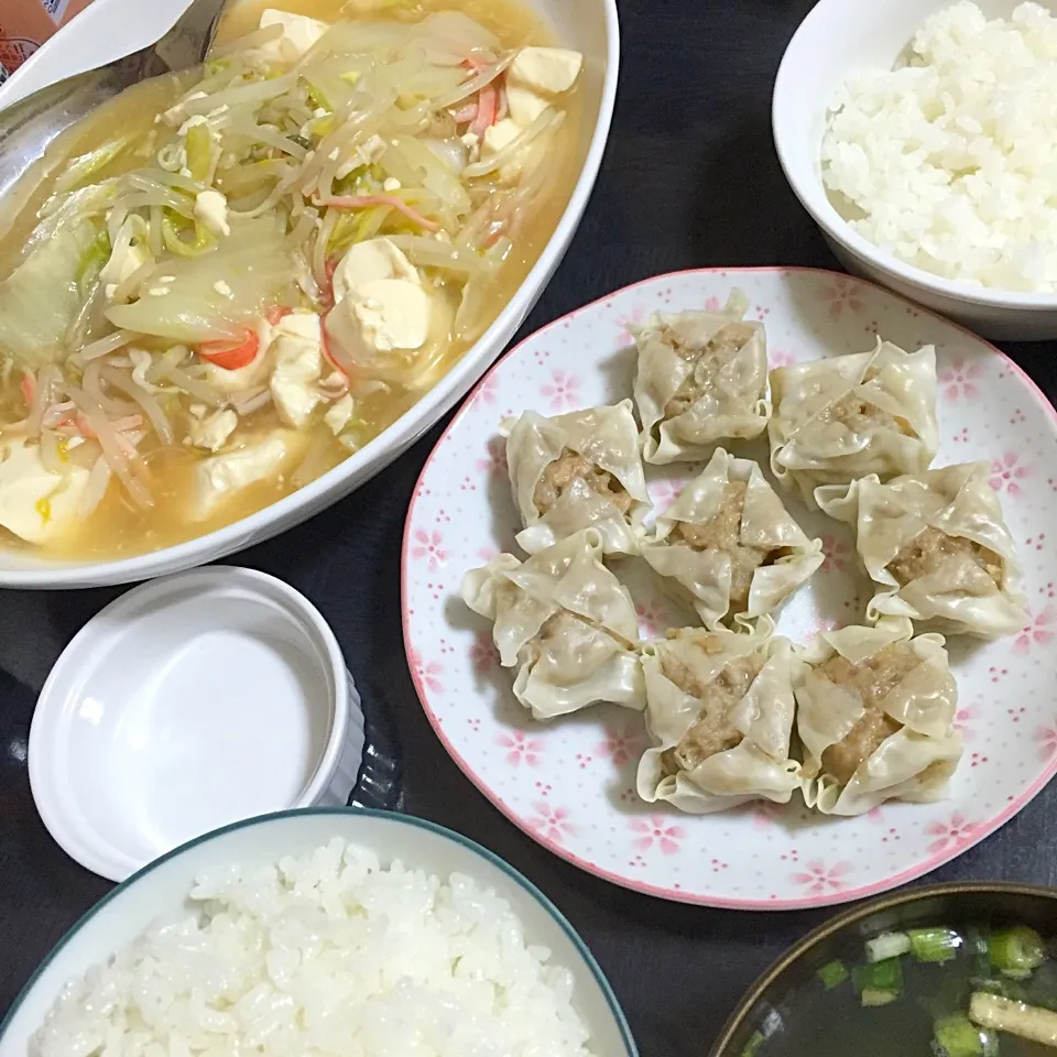 今日の晩ご飯は、白菜と豆腐の旨煮、蒸ししゅうまい、味噌汁。|ゆえさん