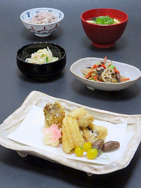 今晩は ばばあ タナカゲンゲ の唐揚げ 銀杏 むかご ひじきと根菜の信田煮 切り干し大根のカニ酢びたし 豆腐とわかめの味噌汁 雑穀ご飯今日は8時に出て8時過ぎに帰宅でしたが 昨日下ごしらえしてあった ばばあ が楽しみで晩御飯の支度も苦にならず 境港からやってきた