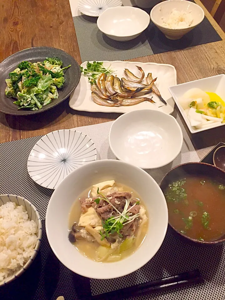 今日の晩ごはん🍚肉豆腐、ハタハタ🐟茹で野菜のグリーンサラダ🍀おかかマヨ和え🍃お漬物、ナメコのお味噌汁💛|まみりんごさん