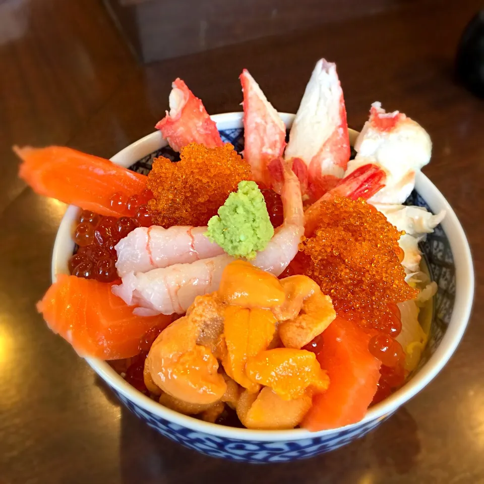 特選ちらし丼（上）
※ 北海道産のうに|しゃちおさん