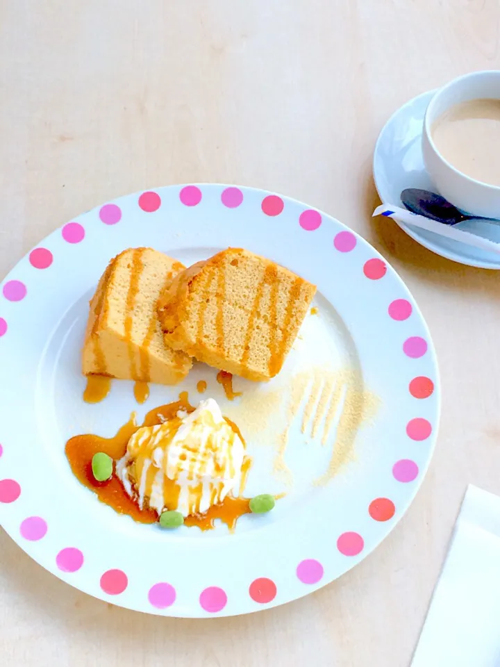 木曜カフェ、tomoさんの、シフォンケーキとほうじ茶ラテ。
きな粉や黒蜜を使ったちょっと和風のフワフワシフォンケーキ💝
ほうじ茶ラテは、後味スッキリで美味しかったです。|心斎橋  C Flat Cafeさん