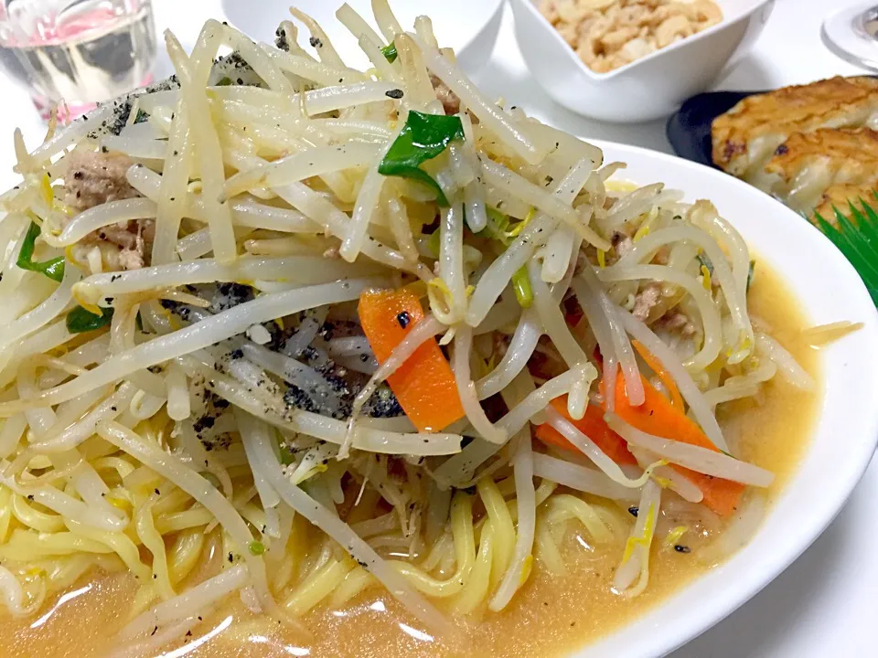 味噌ラーメン 細平麺と太麺の２種類に、もやしニラ炒め山盛り|Hiroo  Higuchiさん