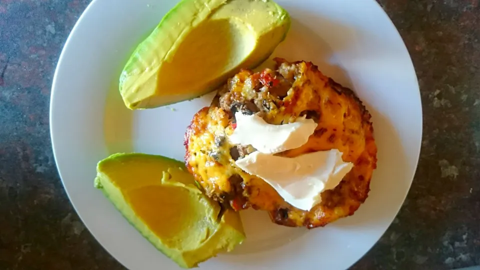 Banting Breakfast :Omelette muffin with cream cheese and avo side|Barberttさん