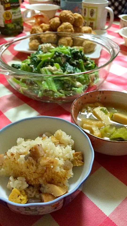 晩ご飯。おでんご飯、小松菜味噌汁、小松菜カッテージチーズ和え、レンコン入り鶏団子。|hanakoさん