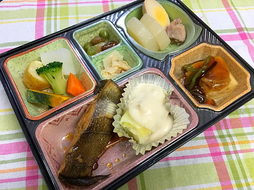 Snapdishの料理写真:煮玉子入大根と鶏肉の煮物 日替わり弁当 豊川市宅配|Naokazu Kuritaさん