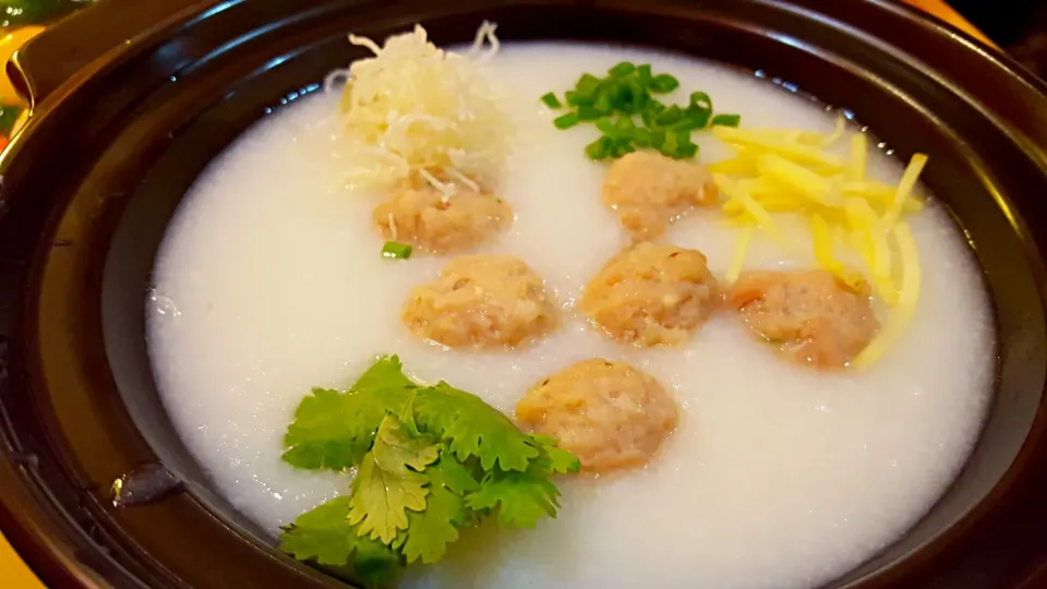 "โจ๊กหมู" (Congee with pork) 🐷
เช้าๆ โจ๊กสักชามมั๊ยกัฟ...🌄😊🌾|🙋🍗..Papa Naughty..🍳🙎さん