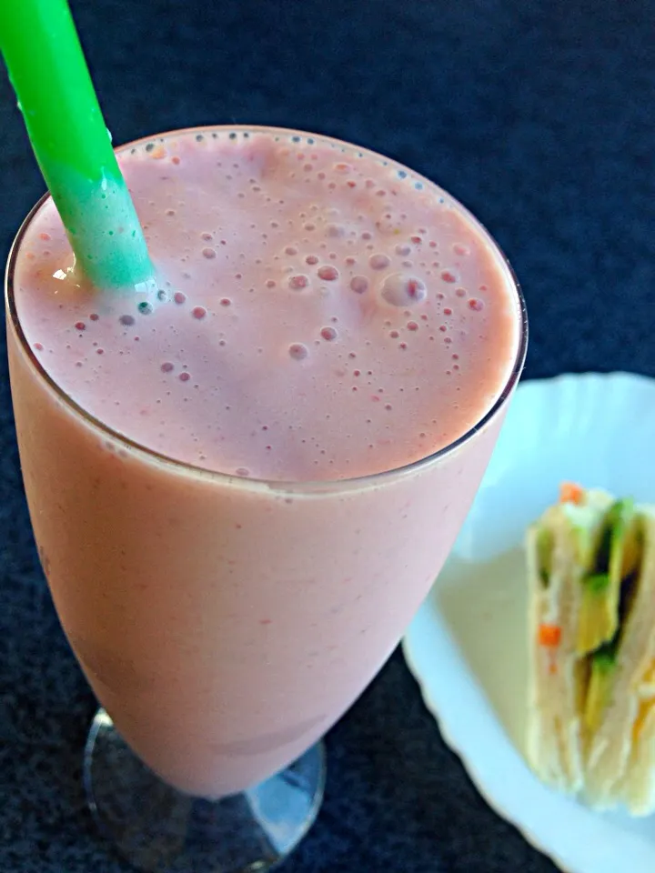 Strawberry soy milk smoothie|viviさん