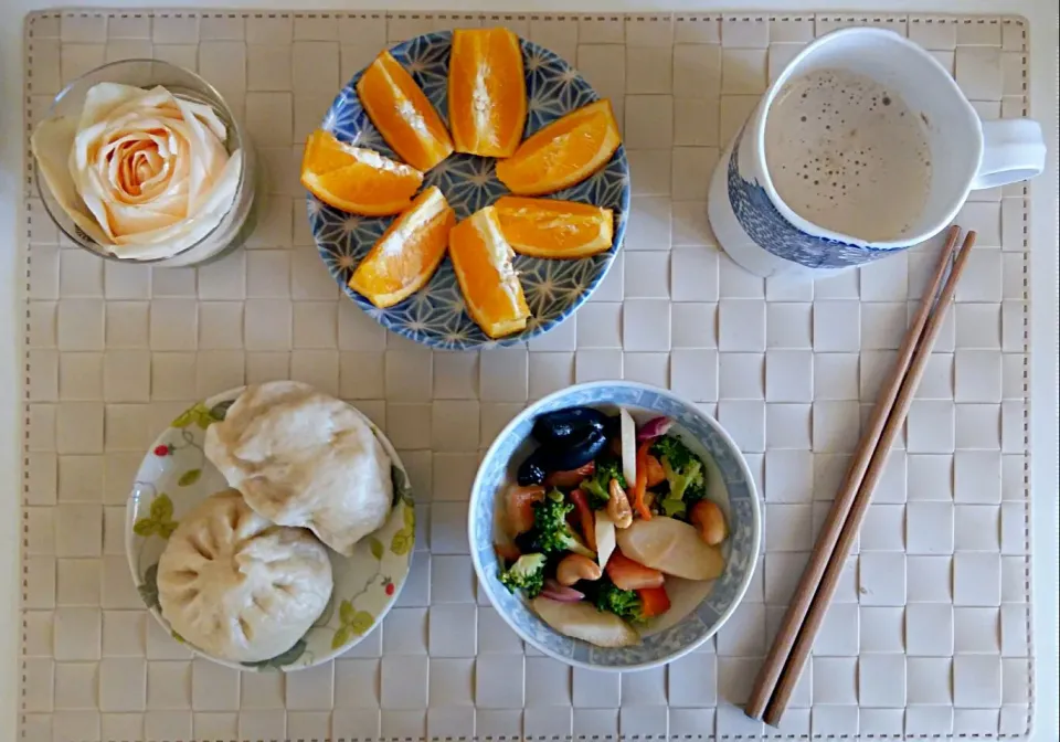 Breakfast: steamed buns, vegetable salad, orange, latte.|Liciaさん