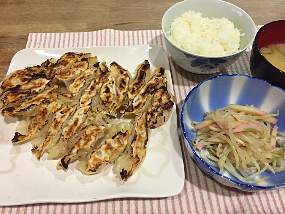 息子くん作餃子・モヤシと胸肉のポン酢和え・しめじの味噌汁〜1/8日晩御飯|まーままさん