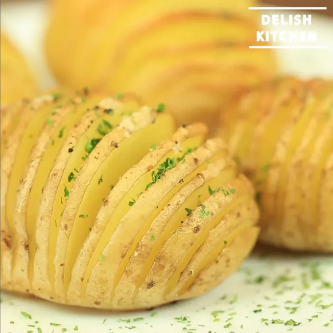 【動画】SNSで話題のハッセルバックポテト（アコーディオンポテト ）#delishkitchentv|DELISH KITCHENさん